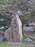 大きなカジュマルの木に前に立つ碑
