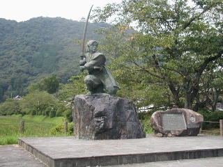 吉香公園に立つ佐々木小次郎の像