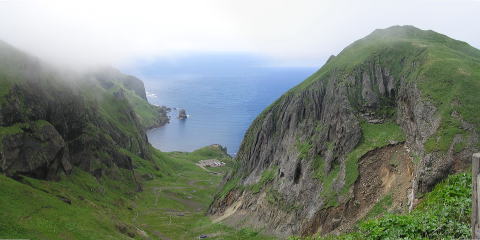 桃岩展望台から　中央の小さな島が猫岩、右手が桃岩